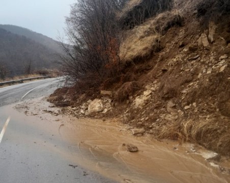 Свлачище на пътя за хижа Здравец