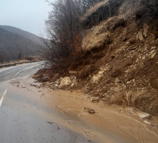 Свлачище на пътя за хижа Здравец