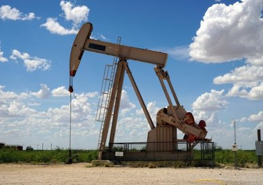 Американският лек суров петрол WTI се покачи с 15 цента