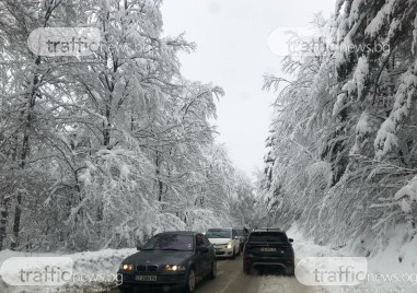 Силни снеговалежи блокираха пътя за родопските села Бойково Ситово и