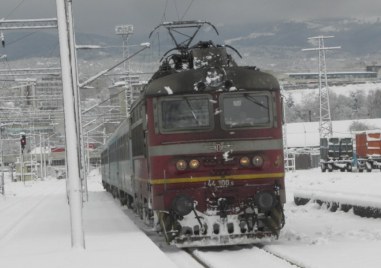 Преустановено е движението на влаковете между гарите Царева ливада и