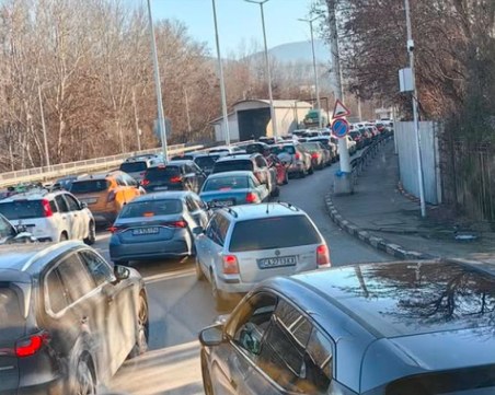 Километрична колона блокира движението към Кулата