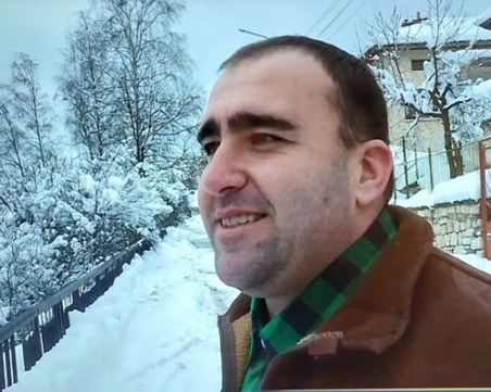 Мечка посети дома на ловец в Чепеларе, разходи се из двора му