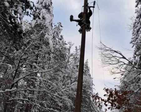 Пуснаха тока на всички населени места в Западна България