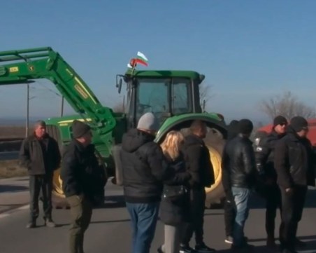 Животновъди блокираха главен път заради болно стадо овце