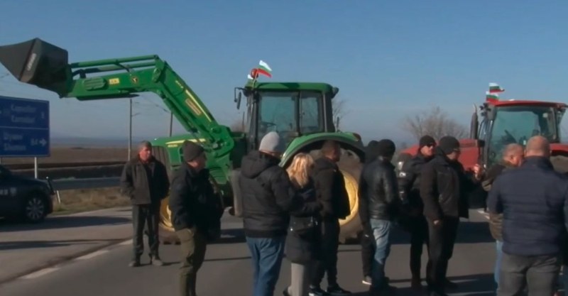 Животновъди блокираха главен път заради болно стадо овце