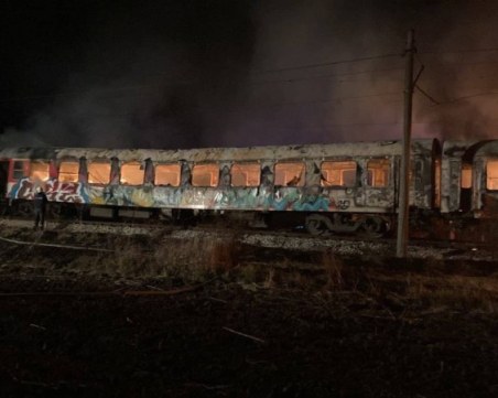 Двама души са задържани след пожара със загинали в пътнически вагон в София