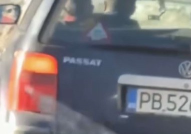 Дете е заснето да шофира кола с пловдивска регистрация на