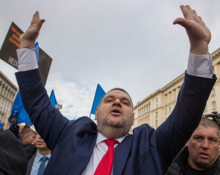 Пеевски с атака по КЕВР: Работят за енергийните олигарси