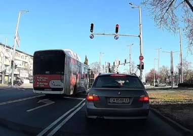 Автобус на пловдивския градски транспорт бе уловен в двойно нарушение