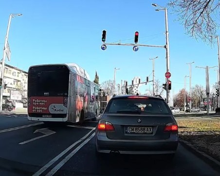 За кой ли път? Шофьор на автобус с безумно изпълнение в Пловдив на познатo място