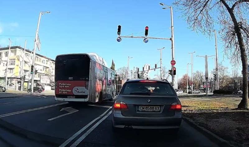 За кой ли път? Шофьор на автобус с безумно изпълнение в Пловдив на познатo място