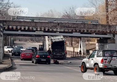 Тежкотоварен автомобил се заклещи под железопътния мост на бул Копривщица