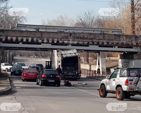 Камион се заклещи под моста бул.