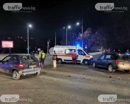 Три коли се удариха в района на Коматевския възел, 13-годишно дете е откарано в болница (Обновена)