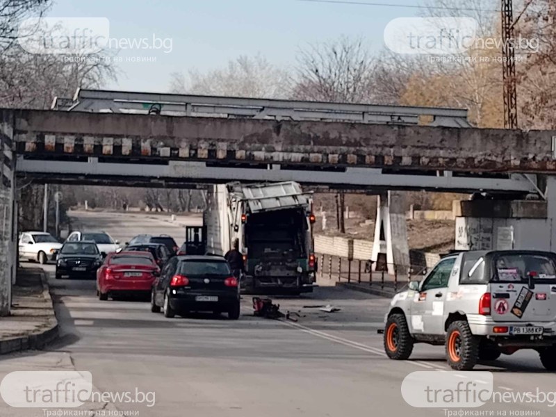 Камион се заклещи под моста на бул.