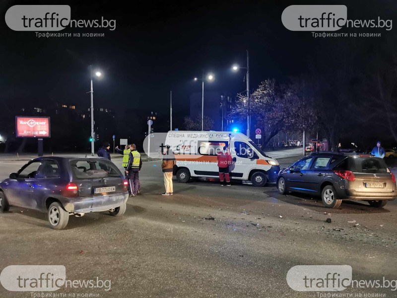 Три коли се удариха в района на Коматевския възел, 13-годишно дете е откарано в болница (Обновена)