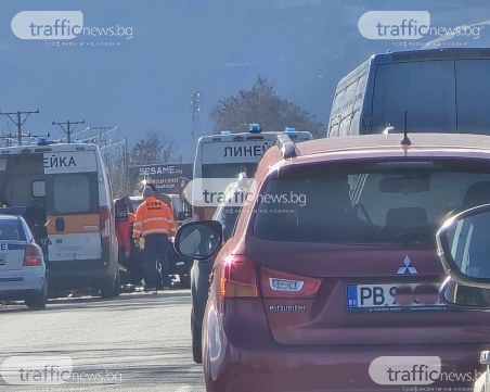 Тежка катастрофа на пътя Пловдив - Карлово, линейки и полиция са на място