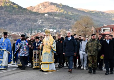 Спасителят на богоявленския кръст в Асеновград тази година е Мартин