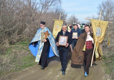 Слънчевият Йордановден в Маноле започна с Велик водосвет за здраве