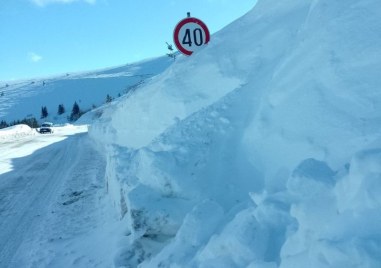 В най високия старопланински проход Троян Кърнаре на места преспите достигнаха