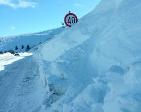 Отварят за движение проходът Троян - Кърнаре, на места преспите са 3 метра