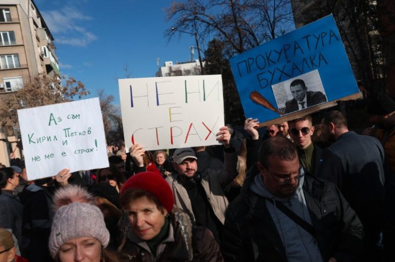 Повдигнаха обвинение срещу Кирил Петков! ПП-ДБ на протест пред прокуратурата!