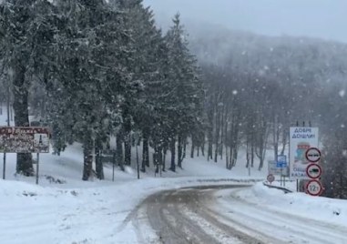 Сняг започна да вали и на прохода Шипка Движението се