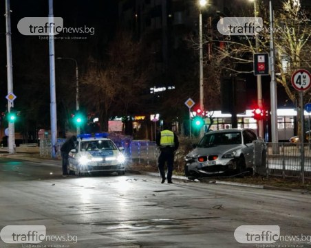 Среднощен екшън в Пловдив! БМВ се заби в мантинела на ключов булевард