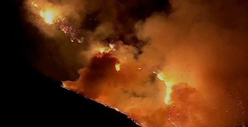 Слънцето е оранжево. Гори, гори, небето гори. И все едно