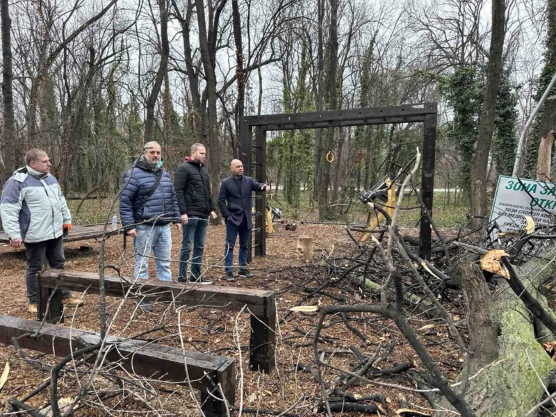 Разчистиха огромните дървета и клони, които се стовариха върху фитнес