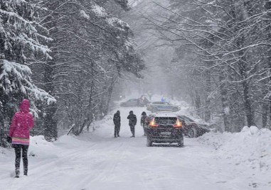 Пътят към хижа Здравец е блокиран Съобщава се за закъсали