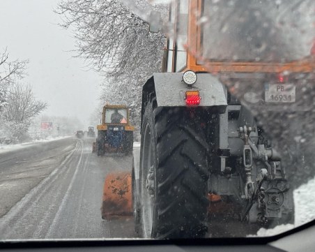 540 снегорини чистят републиканската мрежа, на места движението е ограничено