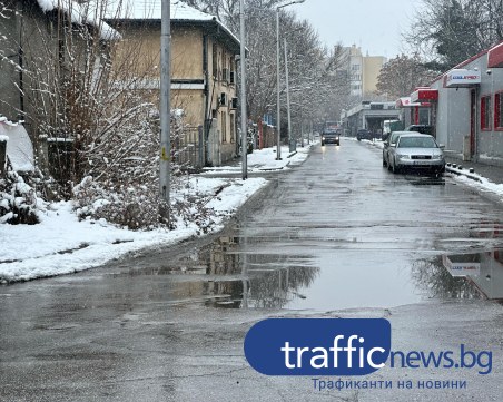 Чистят с приоритет пешеходните зони от снега в Пловдив, пътищата са обработени