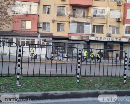 Бездомните майка и син, които обитаваха спирка в Пловдив, този път приеха подслон на социалните