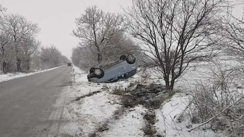 Кола се е обърнала по таван на заснежения път Карлово–Дъбене.