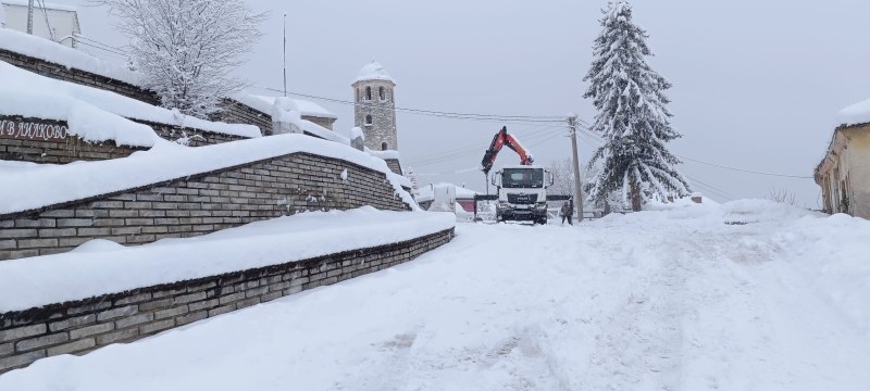 Снежната покривка във високите места на община 