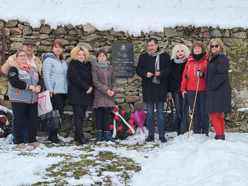 Представители на Общинска администрация Брезово и жители на село Свежен