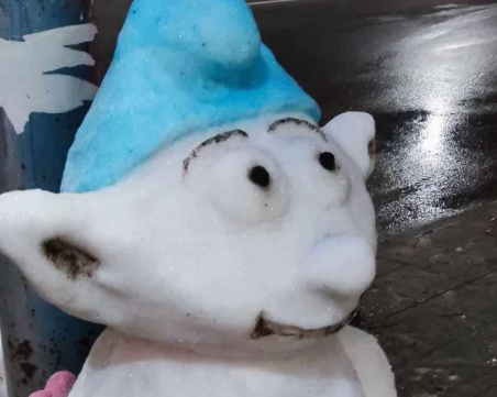 Авторът на снежните скулптури Шрек, Магарето и Прасчо зарадва пловдивчани и със Смърф от сняг