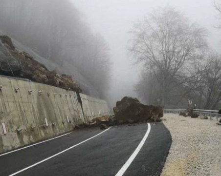 Паднала скала задръсти пътя за Рудозем