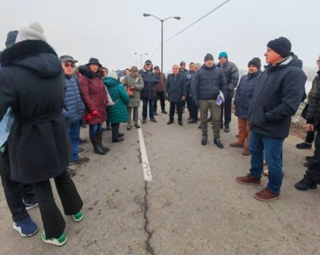 Пореден протест на пътя за Кюстендил, където момиче загина след катастрофа с коне