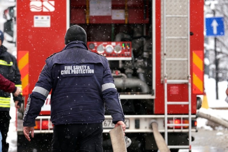 Голям пожар в жилищна сграда в София