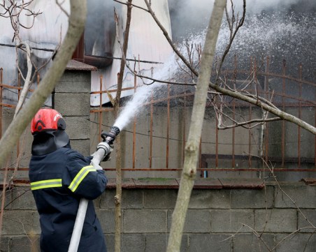 Двама души са загинали при пожари през последното денонощие