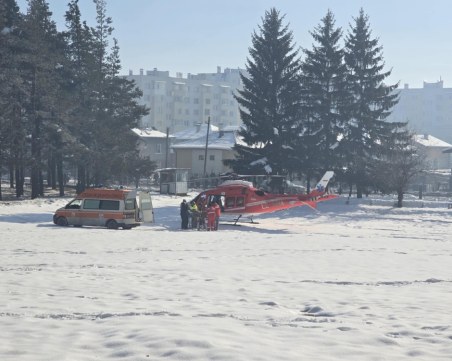 Медицински хеликоптер кацна в болницата в Разлог, за да транспортира турист, паднал от тераса