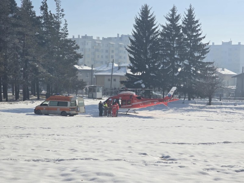 Медицински хеликоптер кацна в болницата в Разлог, за да транспортира турист, паднал от тераса