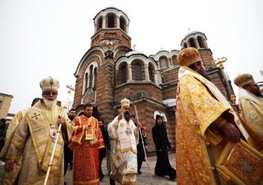 Със света литургия и с литийно шествие предстоявани от Негово