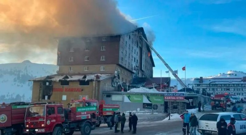 10 загинали и 32-ма ранени при пожар в хотел в ски курорт в Турция