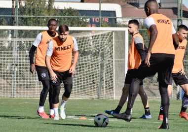 Локомотив ще играе днес първата си контрола от зимната подготовка