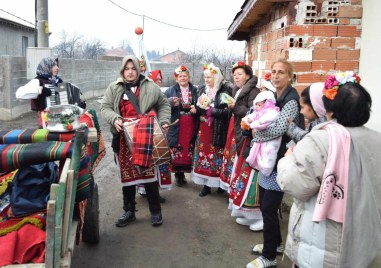 С традиционни ритуали и тържества бабите и младите майки в