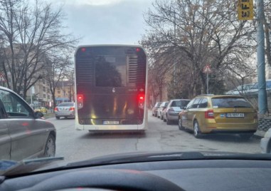 Активна лента за движение всекидневно се превръща в паркинг на